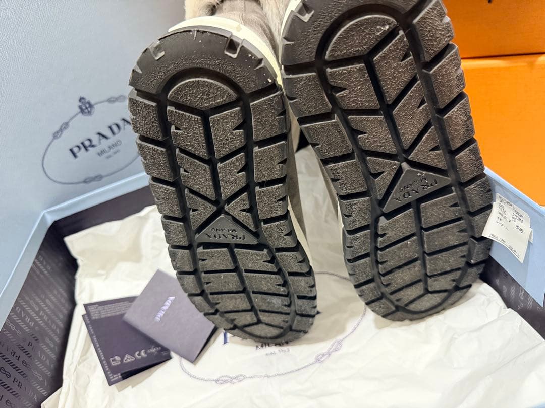 キラリ様 ¨̮⃝ PRADA プラダ ▽三角ロゴ ムートンファーブーツ - メルカリ