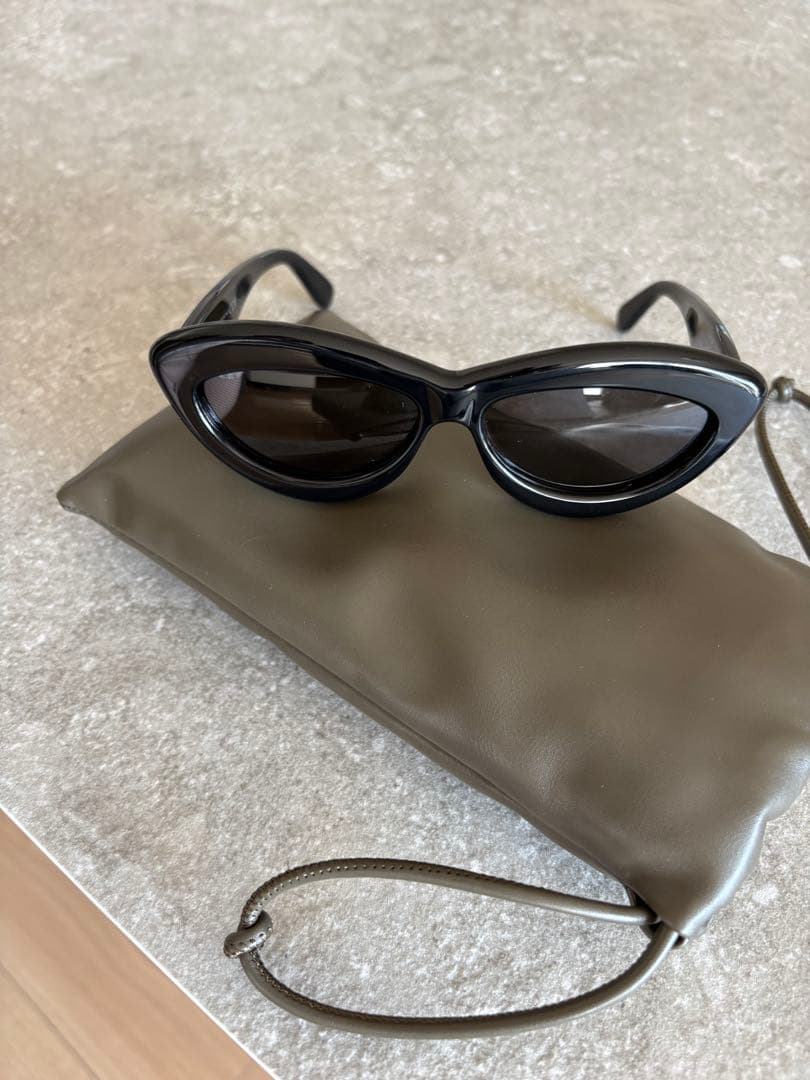 本日限定大幅お値下げLoewe ブラック キャットアイ サングラス キャッツアイ サングラス ブラック - LOEWE Japan official website