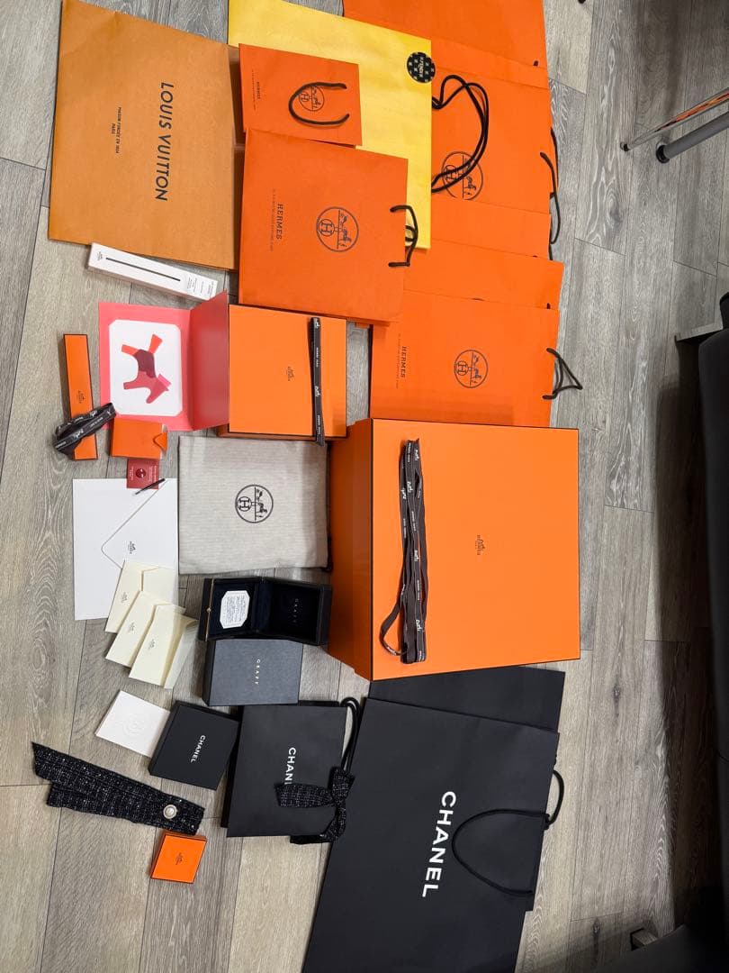 ブランドの箱や紙袋（Louis Vuitton, Chanel, Hermès） maxresdefault.jpg