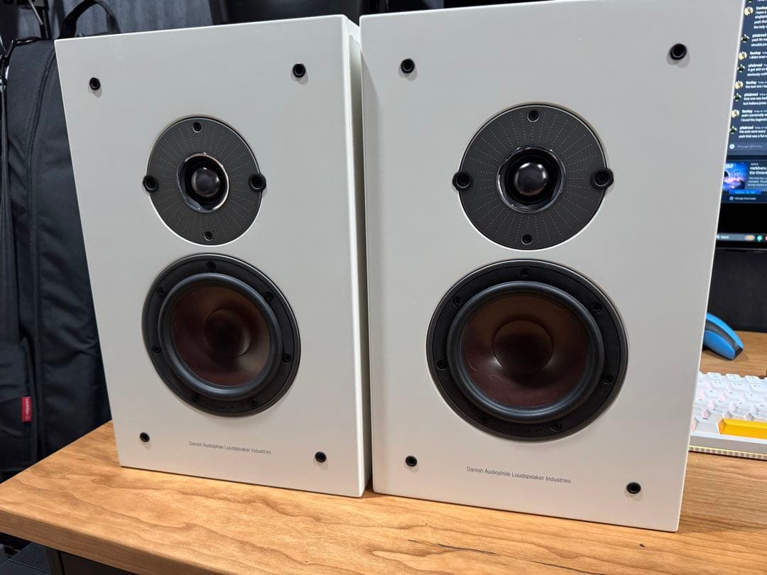 OBERON ON-WALL DALI ダリ OBERON ON-WALL | On-wall speaker with large sound | DALI Loudspeakers