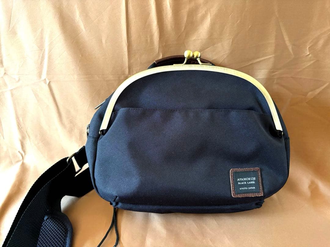 AYANOKOJI がま口ポシェット型ボディバッグ ブラック ショルダー ユニークな実力派！2WAYバッグに新色登場 | AYANOKOJI | あやの小路