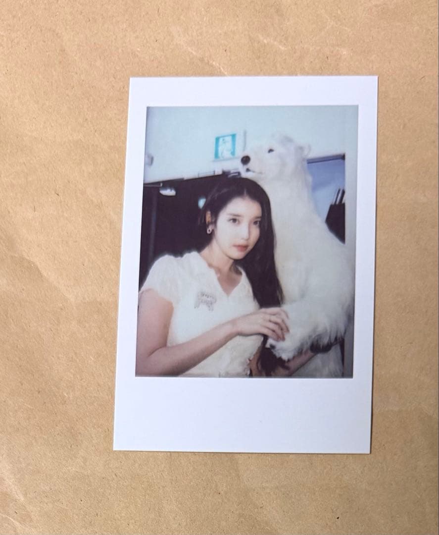iu シーズングリーティング 2022年 ポラロイド チェキ 1枚 - メルカリ