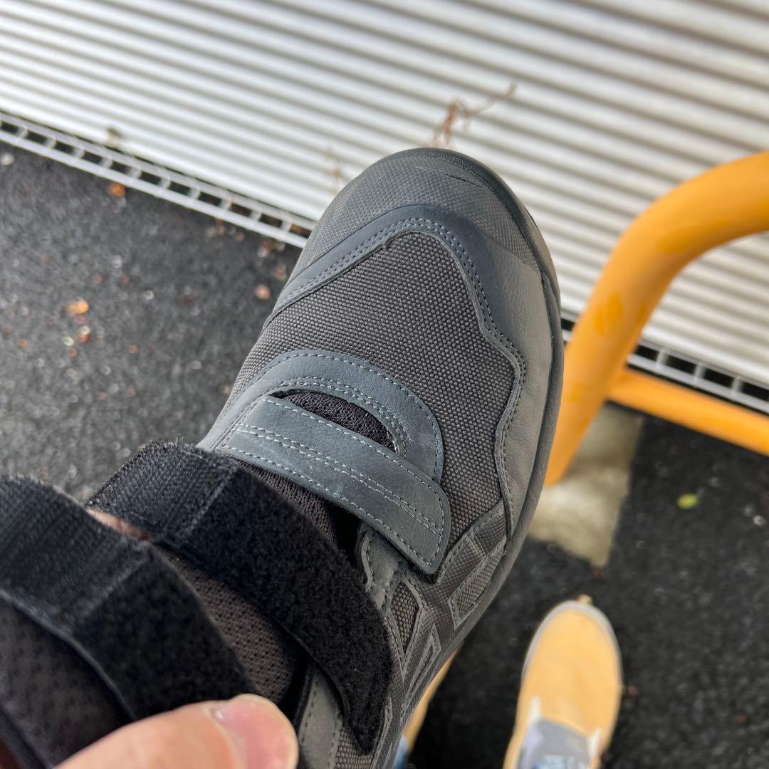 アシックスウィンジョブ®CP216 TOUGH 3Eグラファイトグレー×ブラック