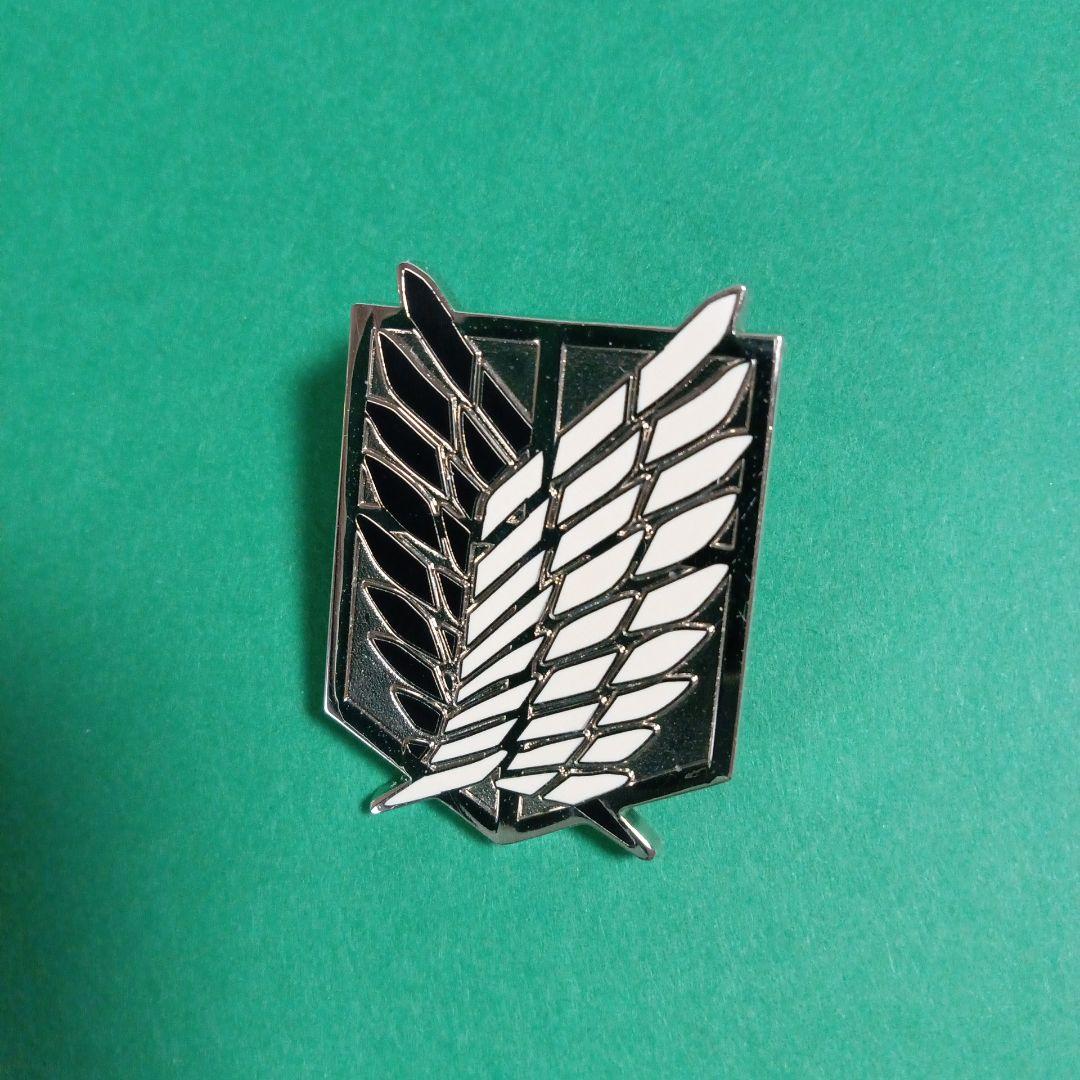 進撃の巨人 調査兵団 エンブレム ピンバッジ - メルカリ
