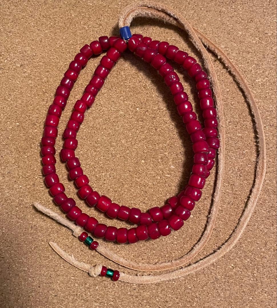 タイムセール！アンティーク　血赤ホワイトハーツ 2410】ANTIQUEホワイトハート血赤輪切型中小粒ビーズ一連(Φ4.5mm