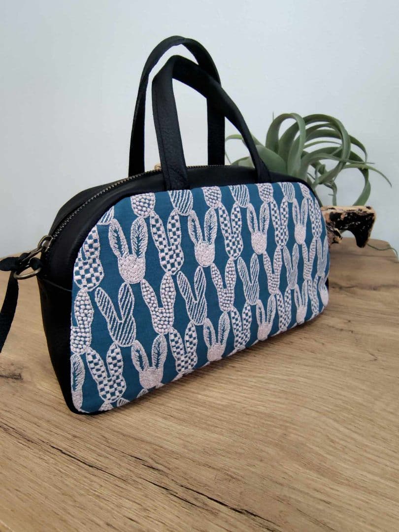 ミナペルホネン/pomppiaポンピアブルー/ラウンドボストンブラック本革