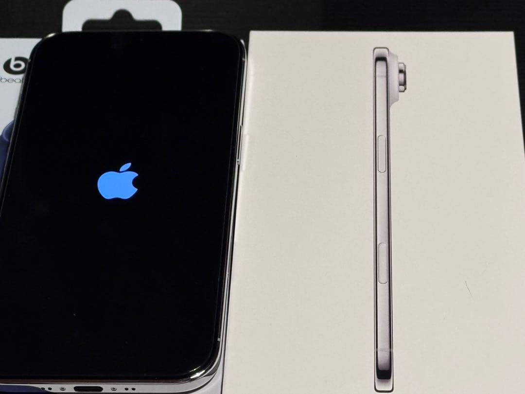 Apple iPhone シルバー 本体 Beatsケース付き iPhone 16 MagSafe対応ケース - アクセサリ - Beats