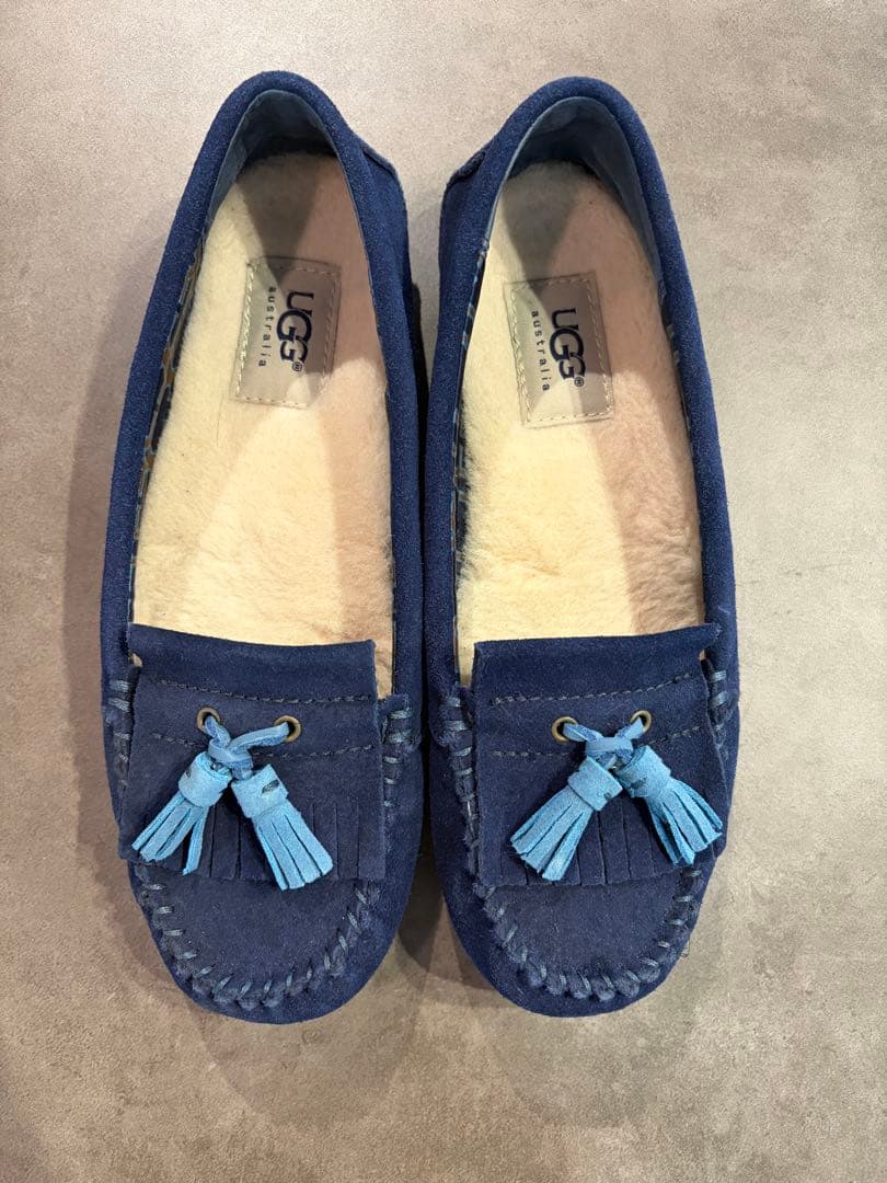 UGG ネイビー タッセル付きモカシン 23cm - メルカリ