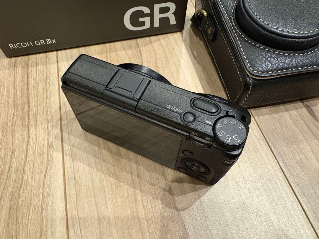 GW　《極美品》RICOH GR IIIx ブラック ケース付き