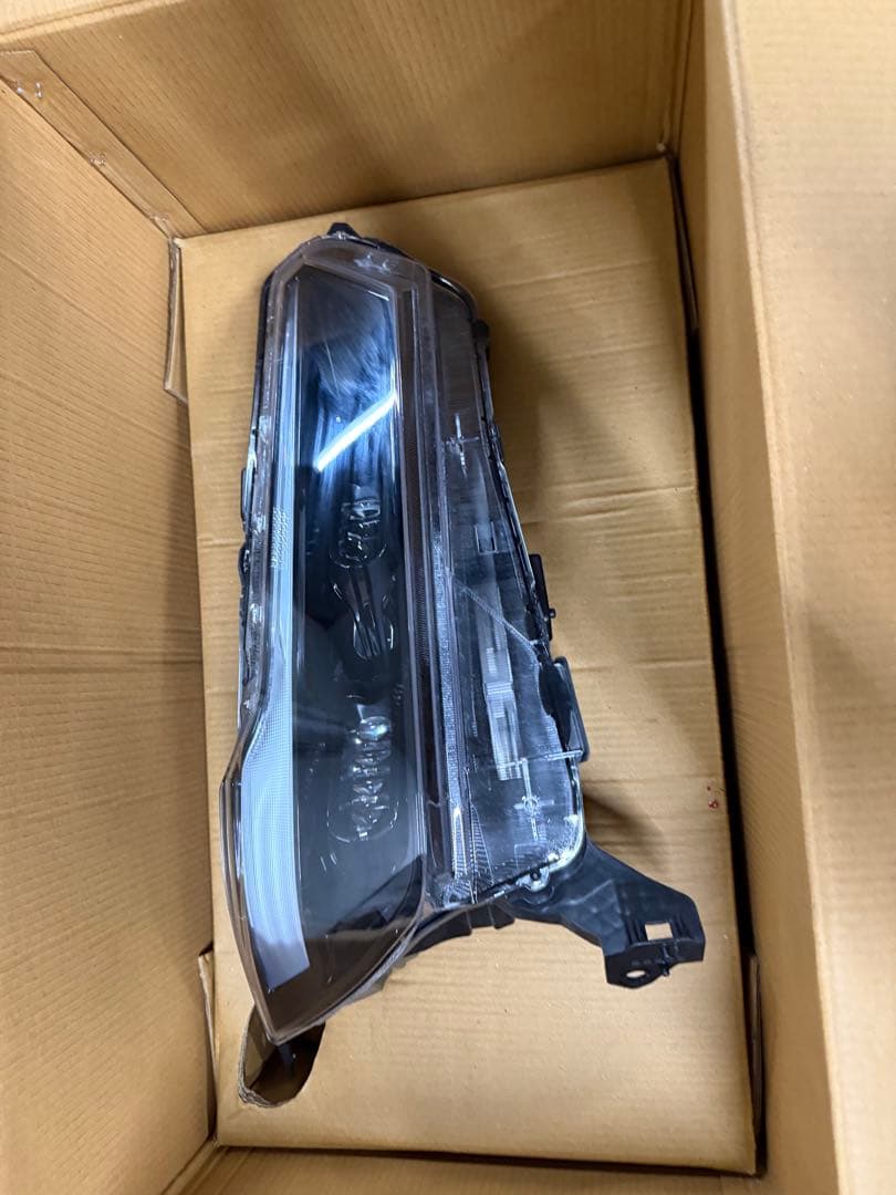 WRV右ヘッドライト ホンダ WR-V DG5 純正 右 LED ヘッドライト IJL 100-8F08E （Z43-18