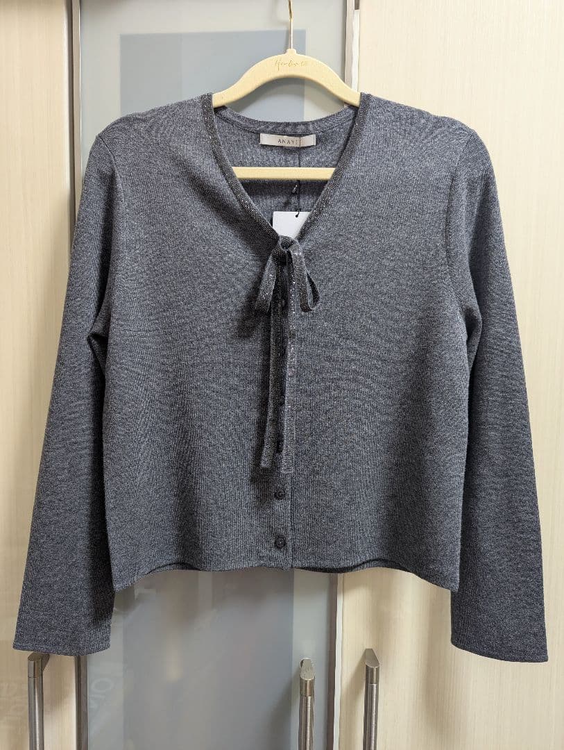 【超貴重！新品◆ANAYI◆《ステップビジューVネックカーディガン（グレー）》】