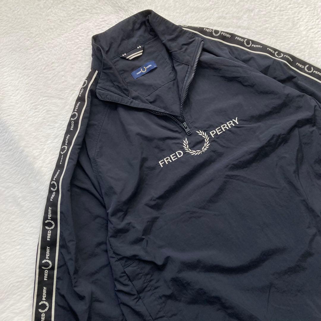 ✨美品 フレッドペリー　ハーフジッププルオーバー　センターロゴ刺繍　ブラック　黒 FRED PERRY（フレッドペリー） トレーナー スウェット ワンポイント