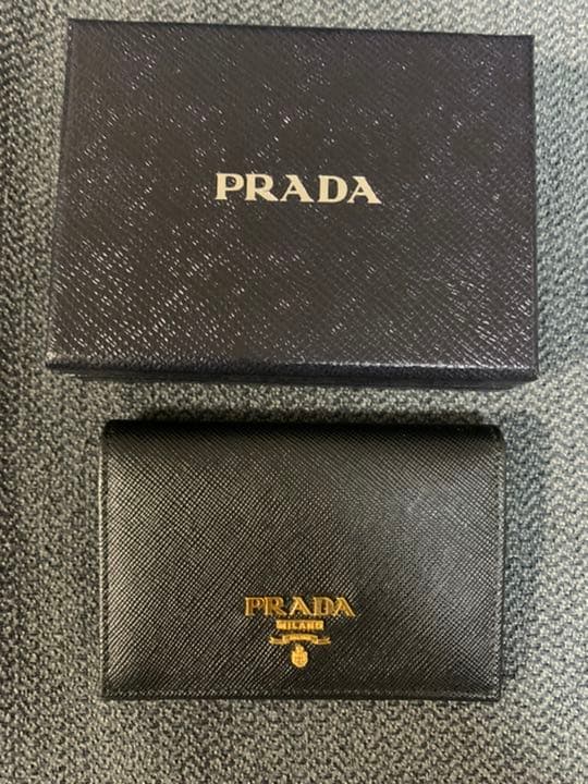 PRADA プラダ 名刺入れ　サフィアーノ 直営店買付】PRADA（プラダ）サフィアーノ レザーカードケース (PRADA