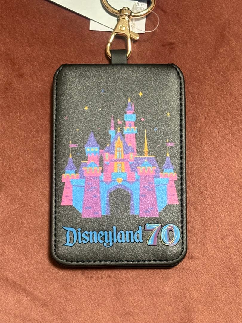 新品未使用】カリフォルニアディズニー70周年 パスケース(ネック