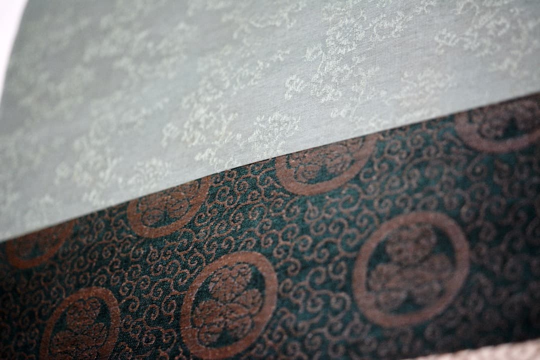 絹本双幅 酒井抱一 「紅梅小禽雪中雀図二幅対」三つ葉葵表装 共箱 掛軸