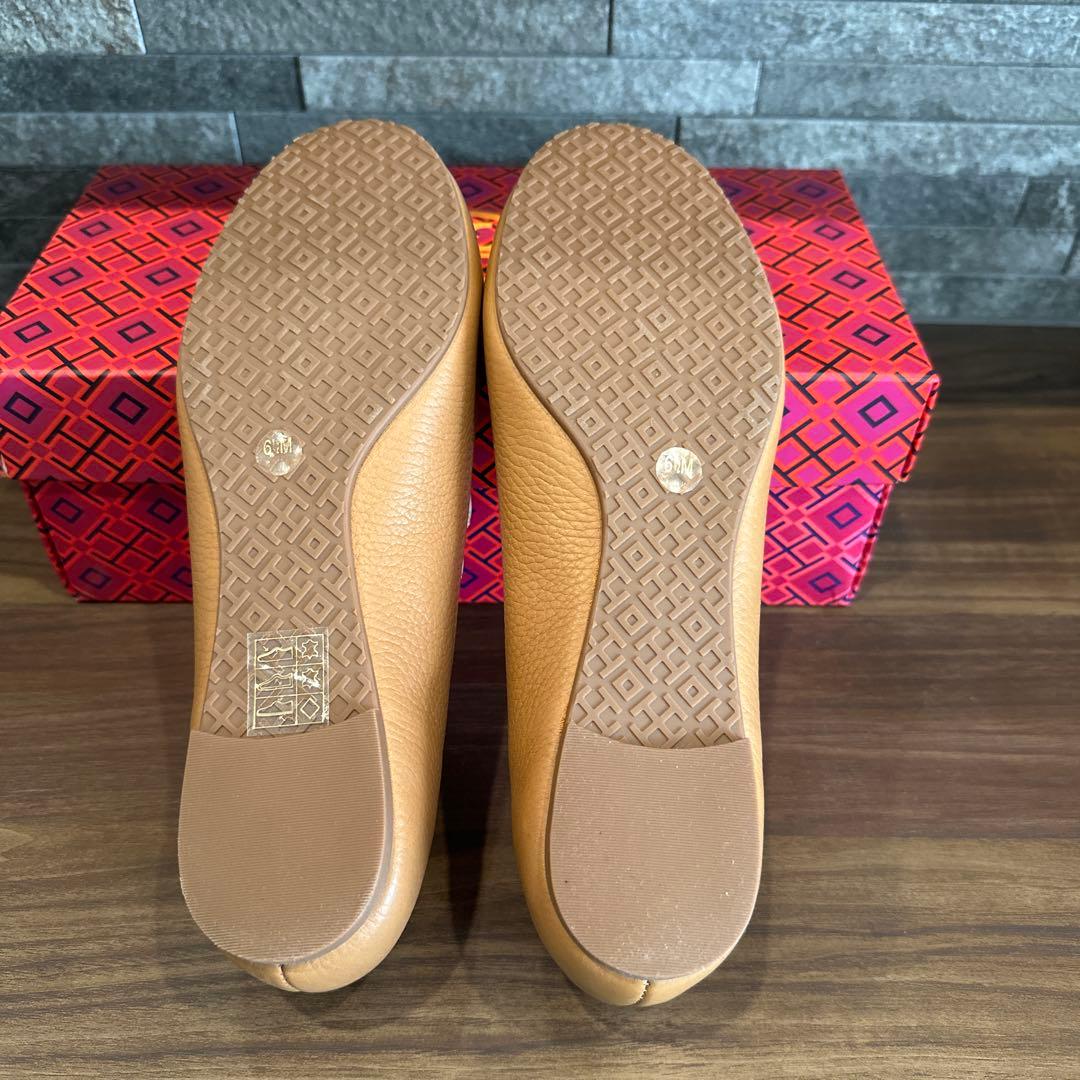「新品・未使用」TORY BURCH ベージュフラットシューズ 23.5cm