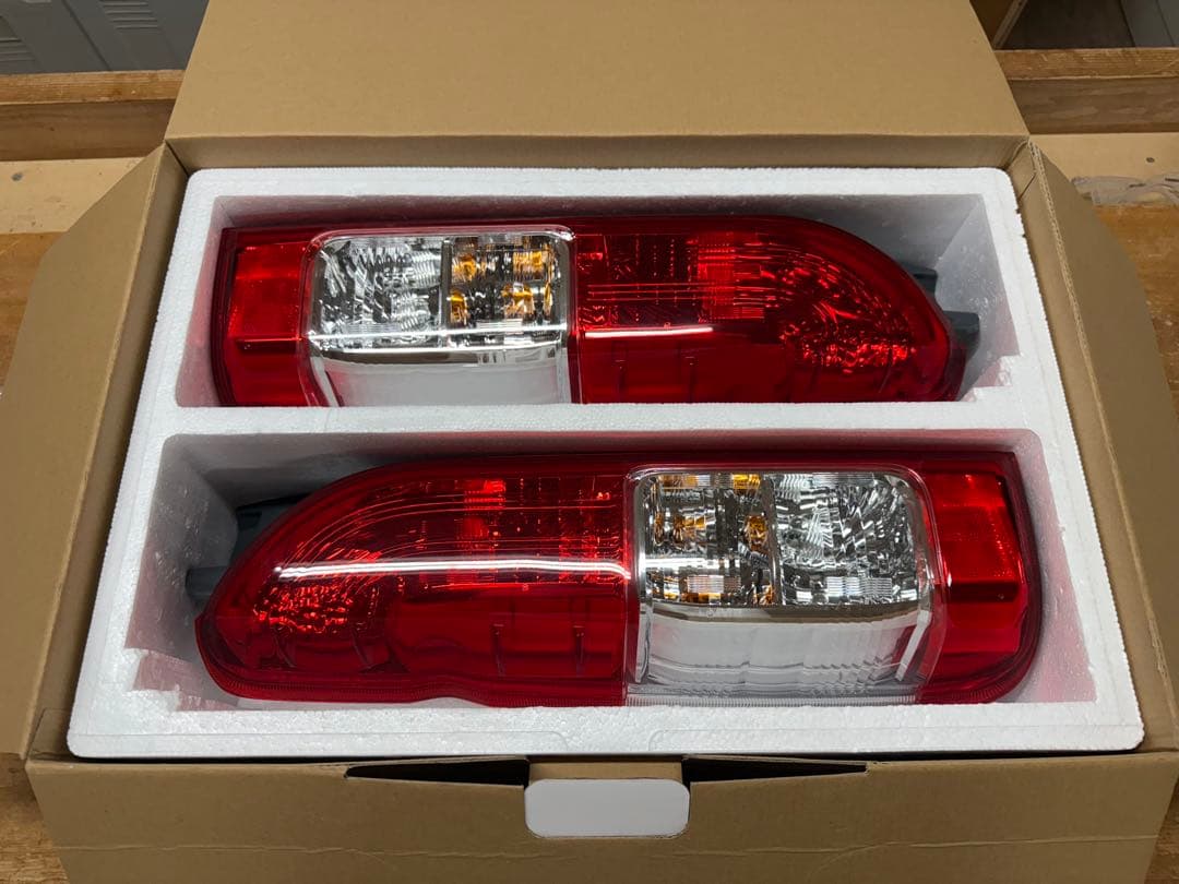 ハイエース　8型　純正　テールランプ　左右セット トヨタ 200系 ハイエース 4型 5型 6型 7型 8型 純正 タイプ フィン