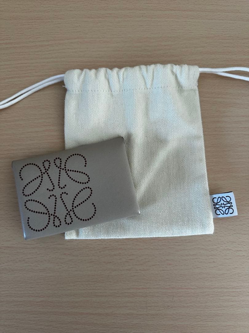 LOEWE グレー レザー 名刺入れ 色にときめく「ロエベ」の名刺入れ｜“アナグラム”が凛と煌めく大人の