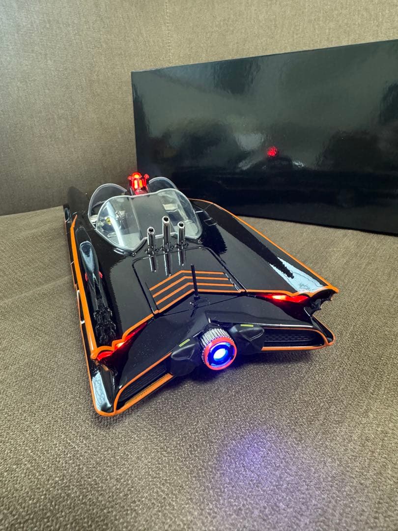 JadaTOYS/特別豪華モデル1966年バットモービル フィギュア付ライト点灯