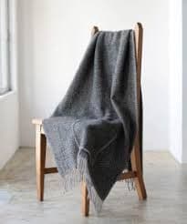 グレーのフリンジ付きブランケット タッセル フリンジ付き ニットブランケット 膝掛け 大判 | Petit Chou