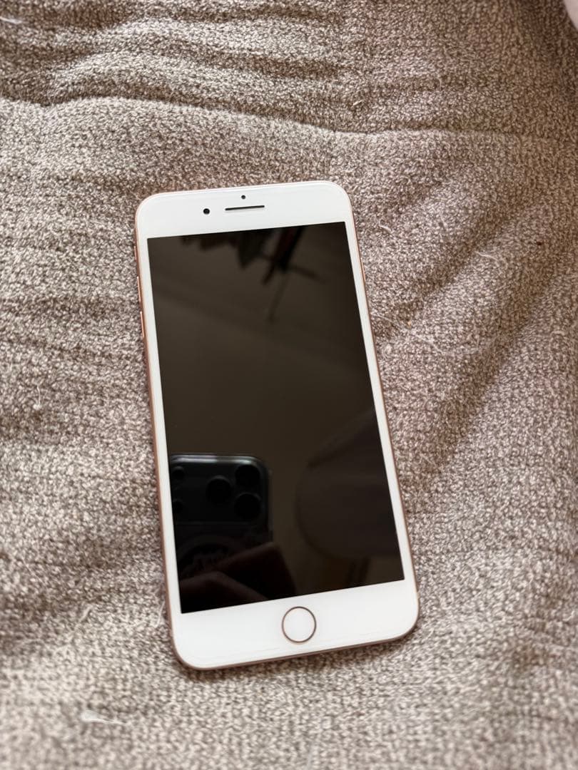 iPhone 8 Plus ゴールドピンク 正面綺麗 背面ひびあり ムスビー｜○ハピネスネット SIMフリー iPhone8Plus 64GB ピンク