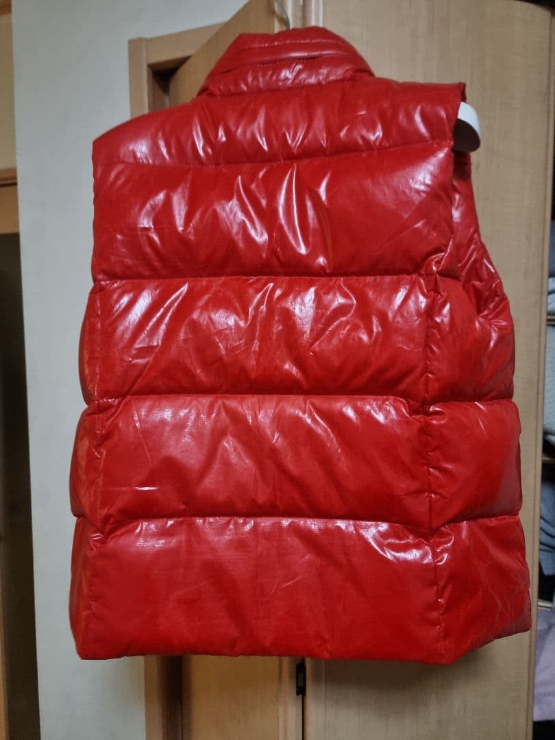 モンクレール ダウンベスト 光沢仕上げ 赤 難あり - メルカリ