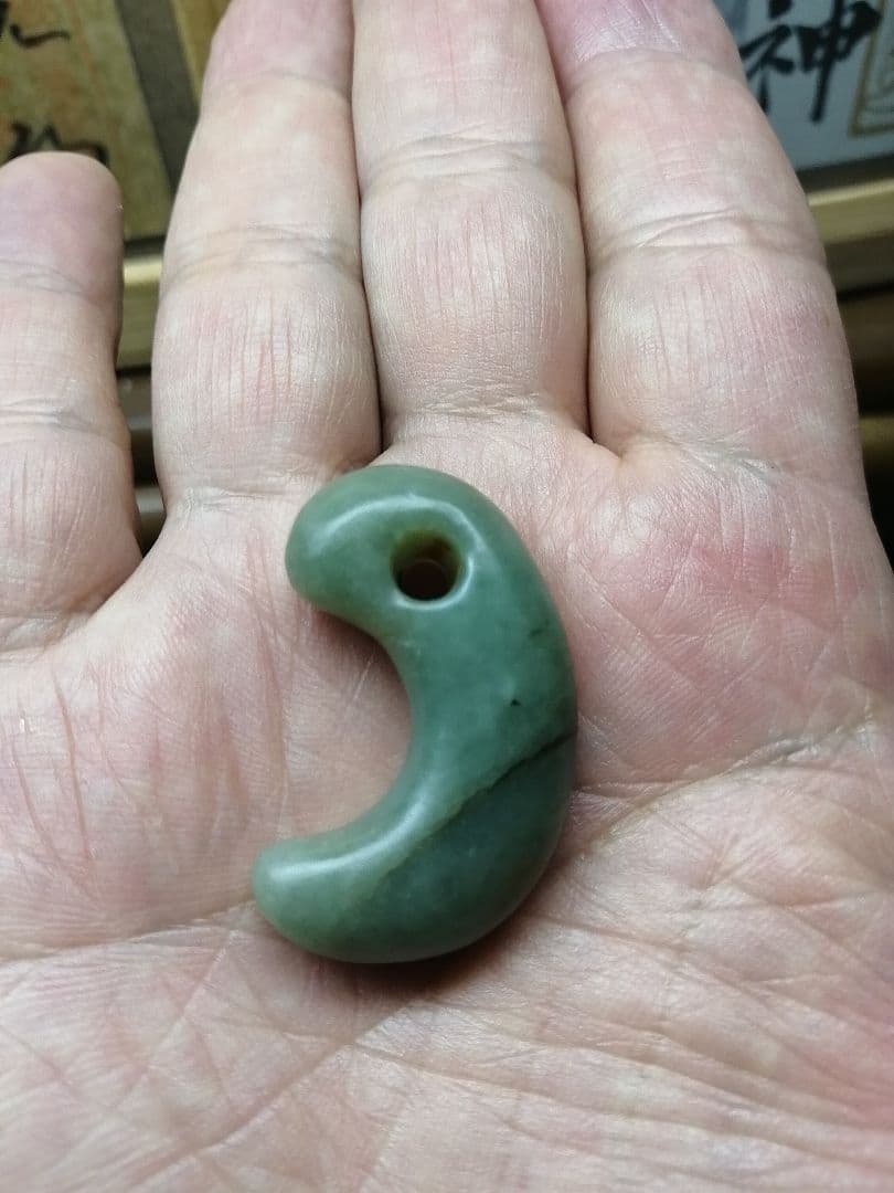 ☆古墳期『糸魚川翡翠勾玉』出土品。翡翠勾玉。3.6cm。かなり洗練され