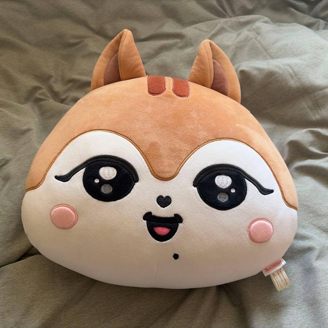 IVE MINIVE ダリ ガウル フェイスクッション - メルカリ