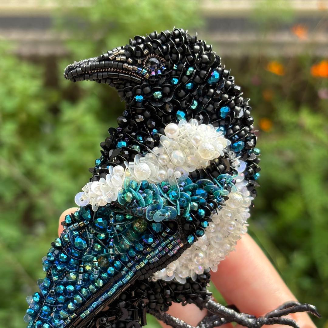 【カササギ】ビッグサイズ ビーズ刺繍ブローチバッグチャーム 振り向き小鹿のビーズ刺繍 ブローチ/キーホルダー/バッグチャーム