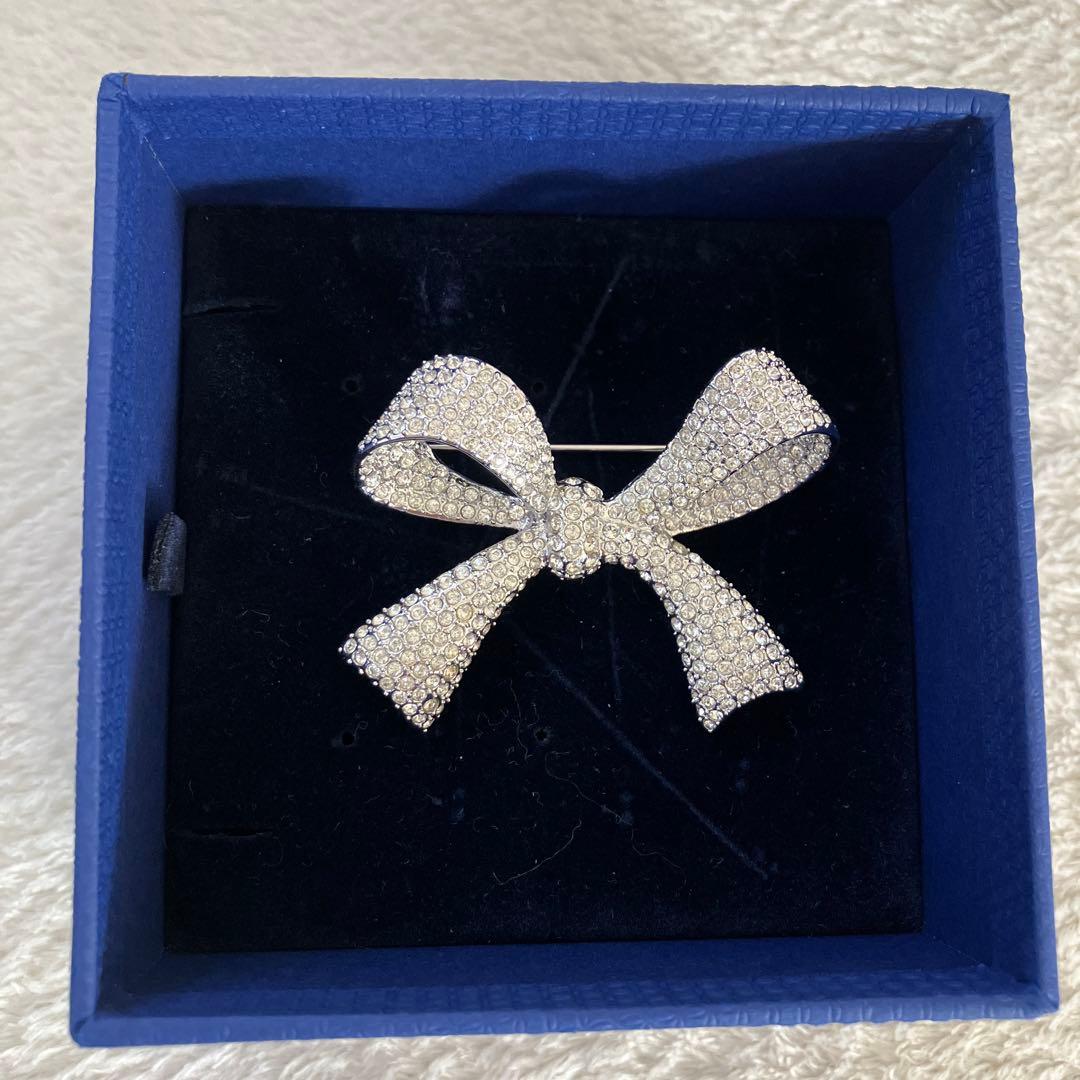 スワロフスキーリボンブローチ シルバー シルバー スワロフスキー 天然真珠 ブローチ リボンブローチ - メルカリ