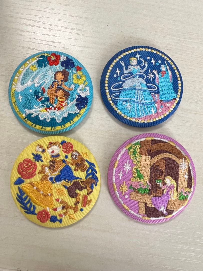 ディズニー 刺繍ピンバッジ 4個セット - メルカリ