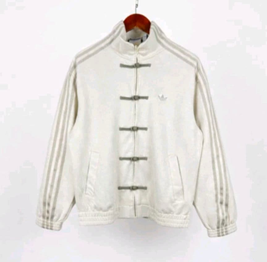 adidas】SNSで話題☆中国限定 トラックジャケット - メルカリ