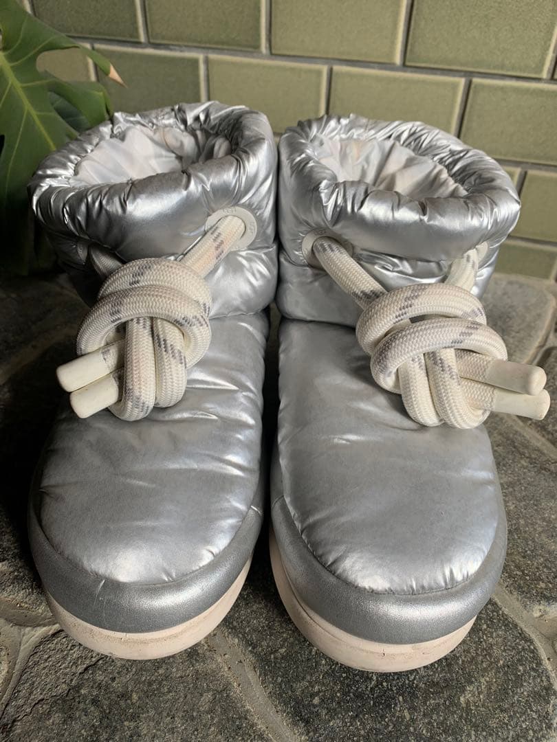 UGGシルバー ナイロン ムートンブーツ UGG（アグ） ブーツ レディース ムートンブーツ シルバー ショート