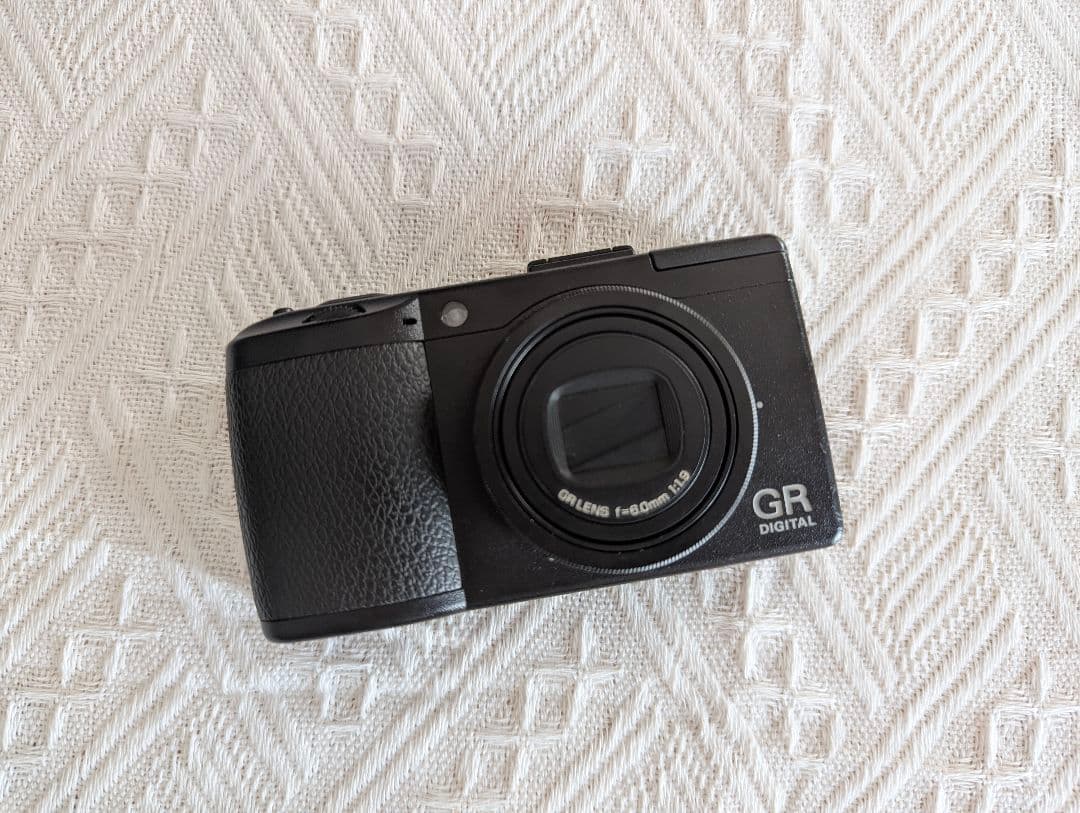 デジタルカメラ RICOH GR DIGITAL III | GR DIGITAL 3 僕の夏用カメラは、RICOH GR digital III。｜記憶カメラ