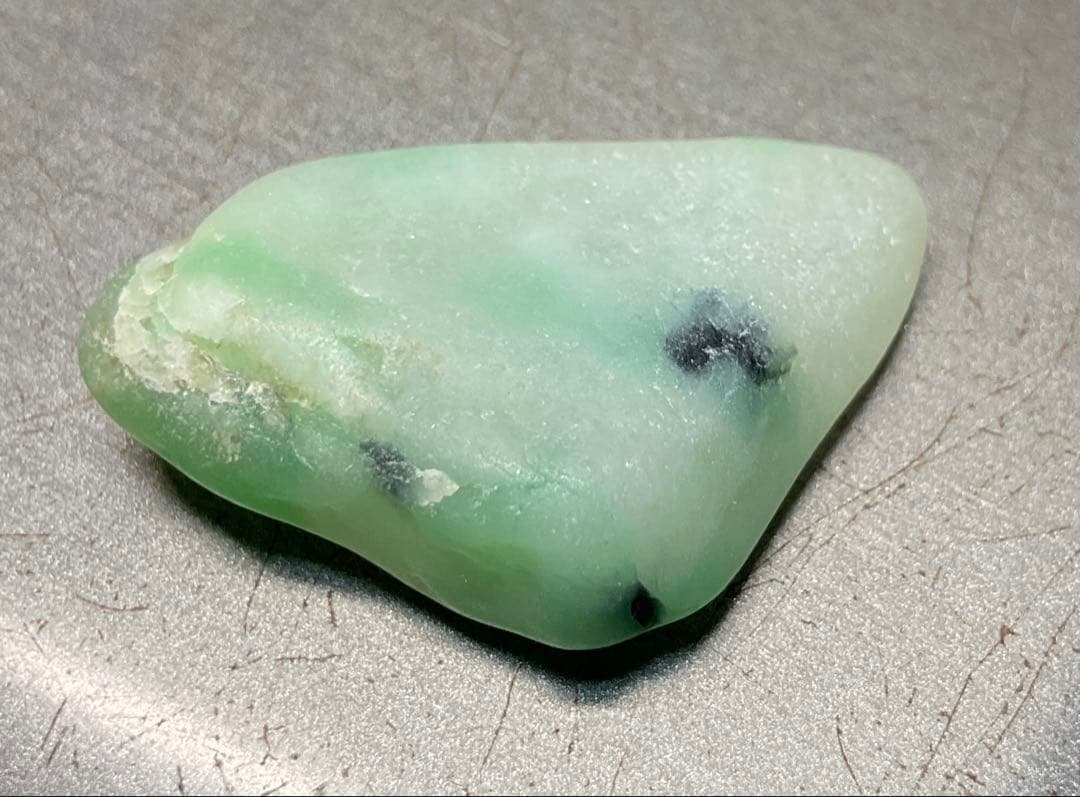 ［宝石質　薄緑色の海石］　糸魚川翡翠海石8g ヒスイ　ひすい JD-115 糸魚川翡翠 海岸採取の薄緑色ヒスイ - 糸魚川翡翠と稀少石のお