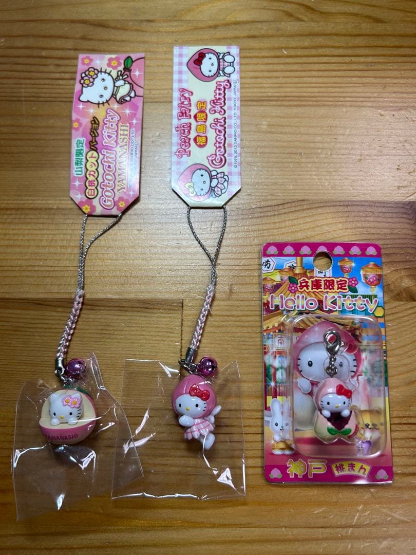 ハローキティ 根付けストラップ＆ファスナーマスコット 桃 3種 白桃 桃まん ハローキティ 根付けストラップ＆ファスナーマスコット 桃 3種 白桃 桃