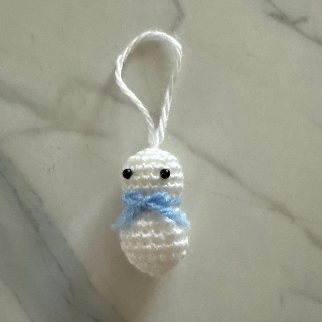 手編み 雪だるま ストラップ ホワイト 編みぐるみ人形 青いリボン