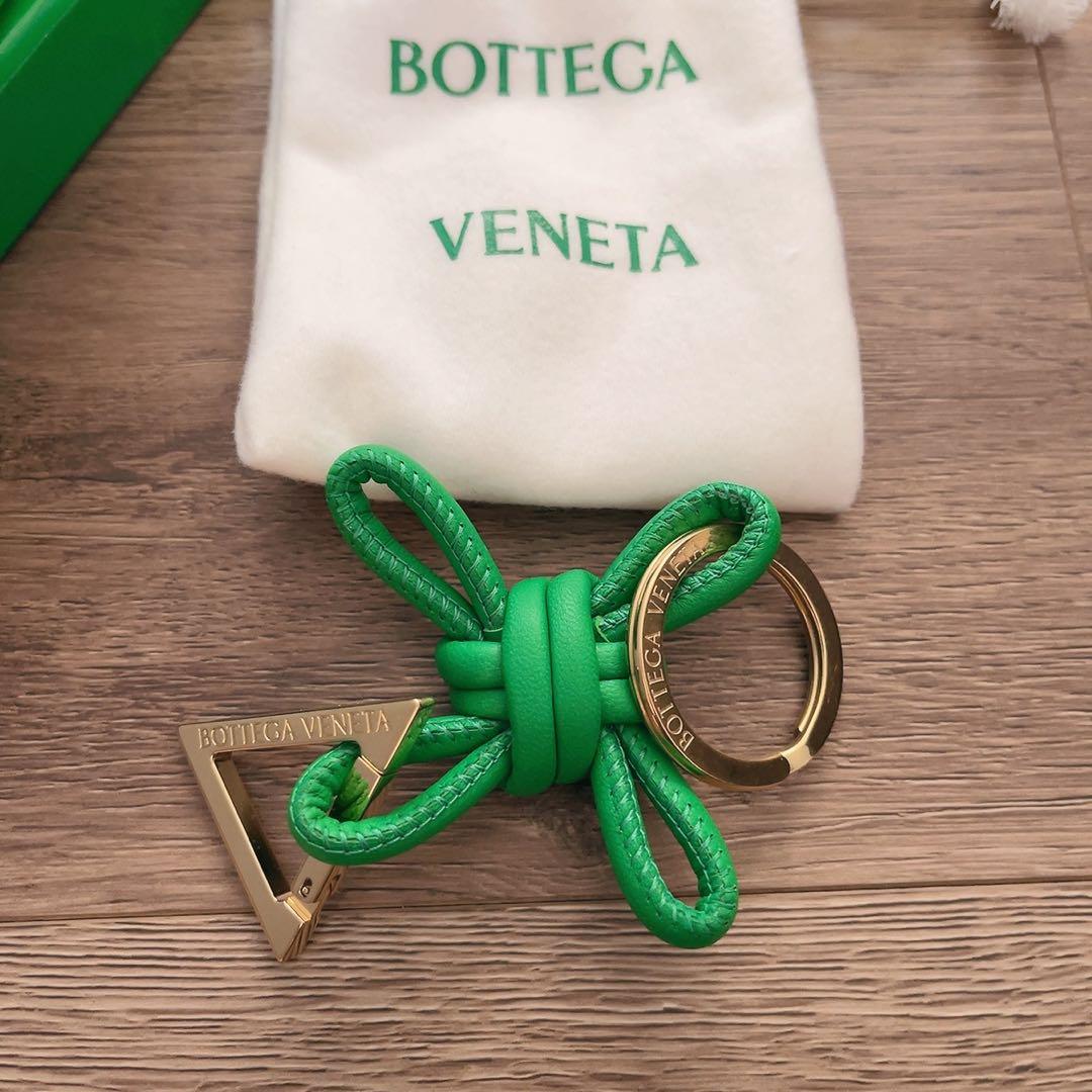 BOTTEGA VENETA / グリーンノットキーホルダーの通販はau PAY