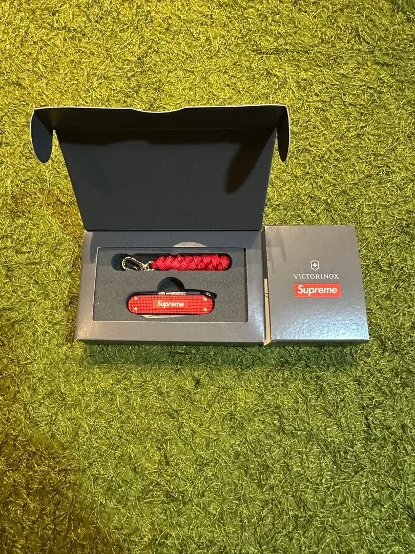 小物 komomoSUPREME Victorinox classic knif Victorinox Classic SD Swiss Army Knife, Compact, 7 Functions