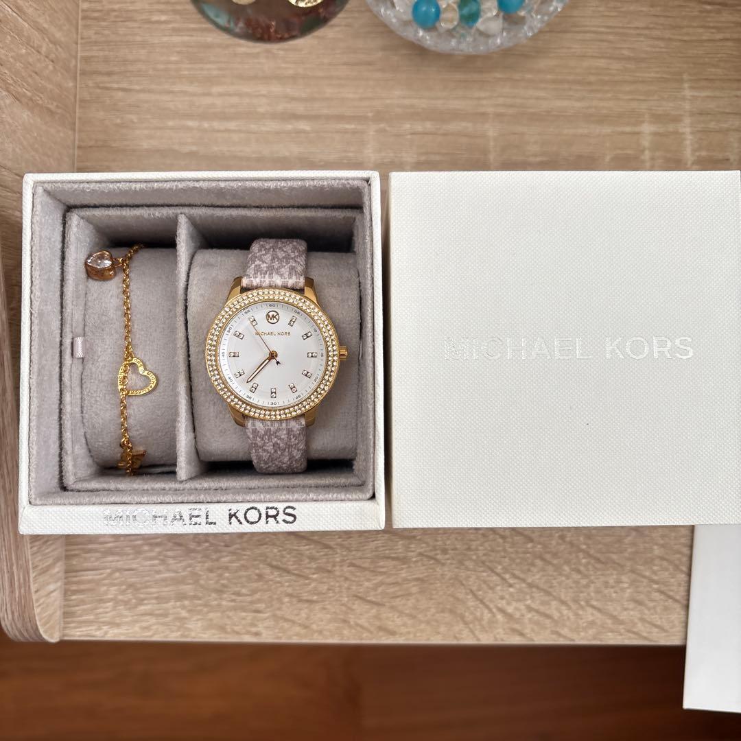 ラン　MICHAEL KORS ホワイトダイヤル 時計 Michael Kors Runway Quartz White Dial White Rubber Strap Watch For