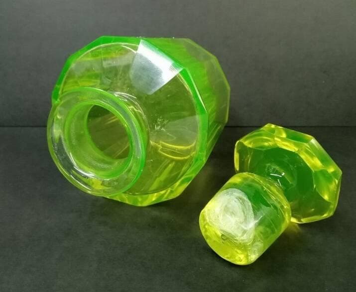 ☆P0201☆欧州 ウランガラス 12面カット 蓋付 香水瓶 化粧水 ボトル