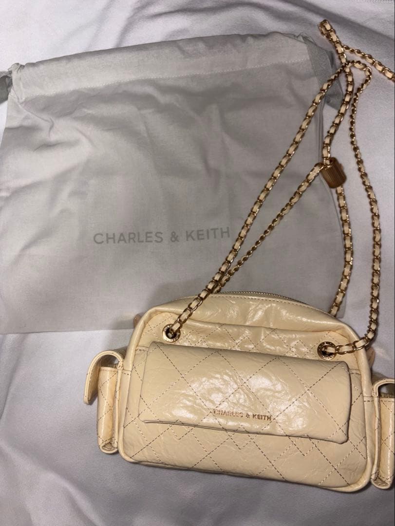 チャールズアンドキースDuo ドゥオ キルトクロスボディーバッグ バターイエロー Duo ドゥオ キルトクロスボディーバッグ - バターイエロー | CHARLES