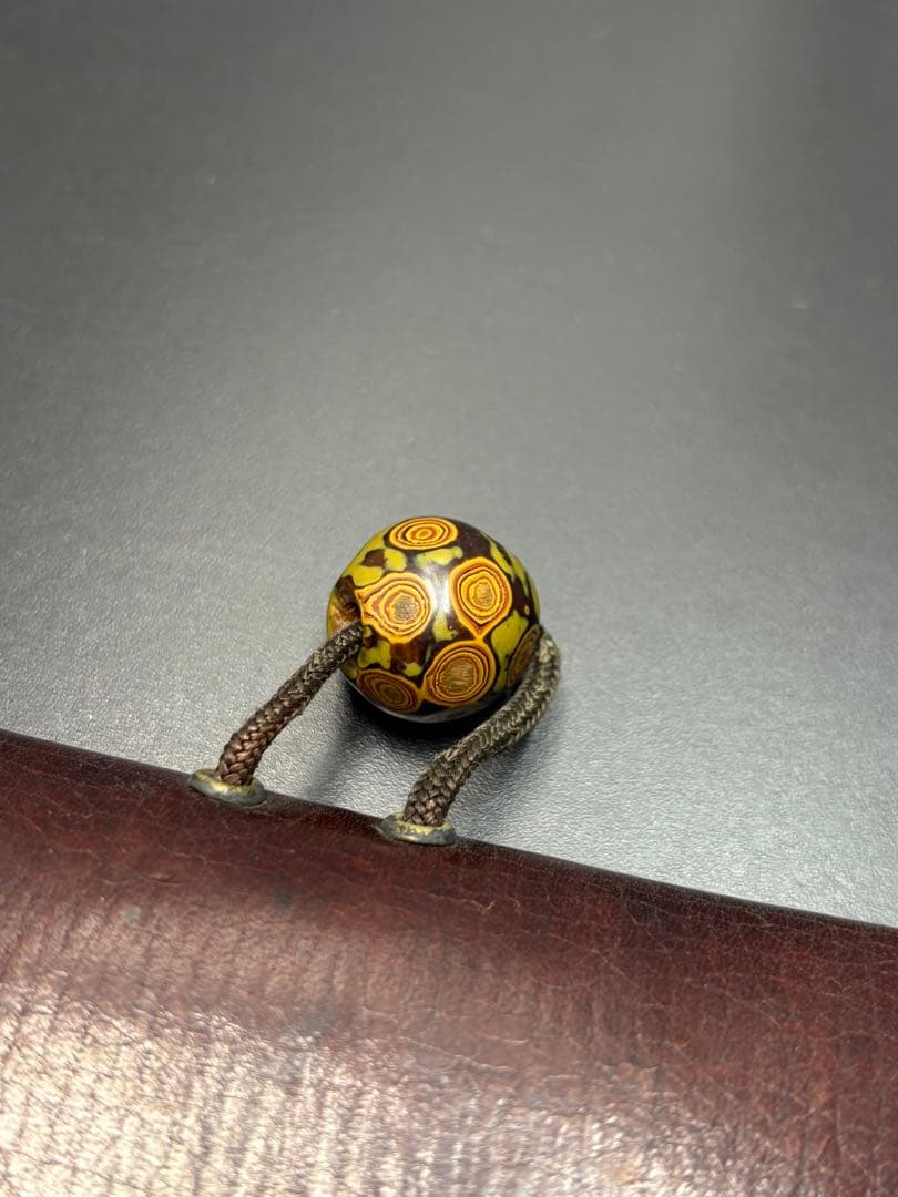 骨董品 煙草入れ 提げ物 勾玉 木製磨出 時代物 アンティーク 革製 英勲