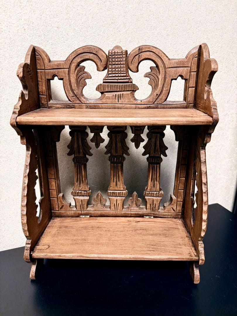 フランス　アンティーク　蚤の市　木棚　シェルフ　小棚　飾り棚 フランスの小さなアンティーク家具、木製のオープンシェルフ（飾り棚