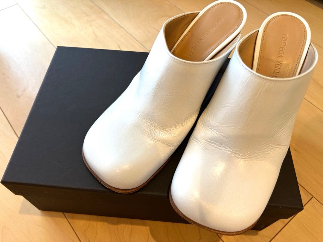 BOTTEGA VENETA ホワイトミュール Padded leather mules in white - Bottega Veneta | Mytheresa