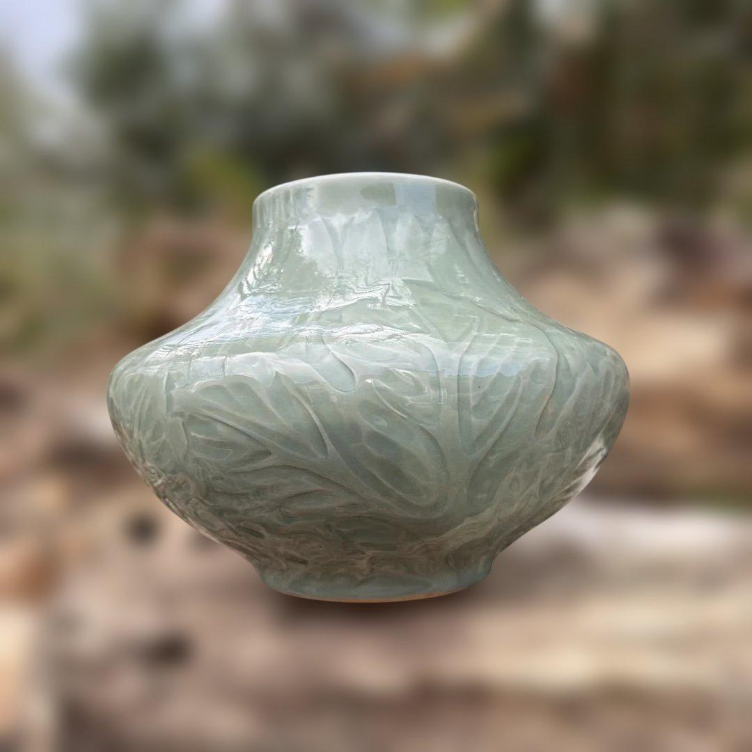 三田青磁 浮牡丹文様花瓶 陽刻 【共箱】