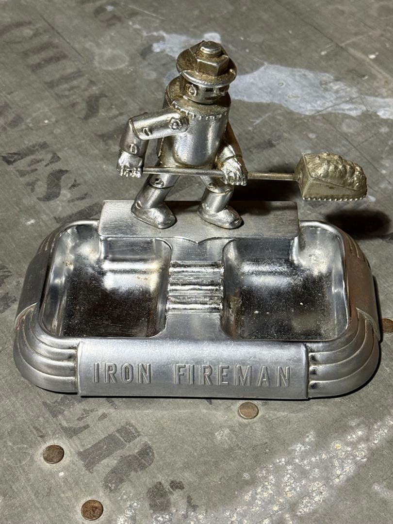 アンティーク雑貨 Iron Fireman Ashtray Iron-Fireman-Ashtray-pic-1A-