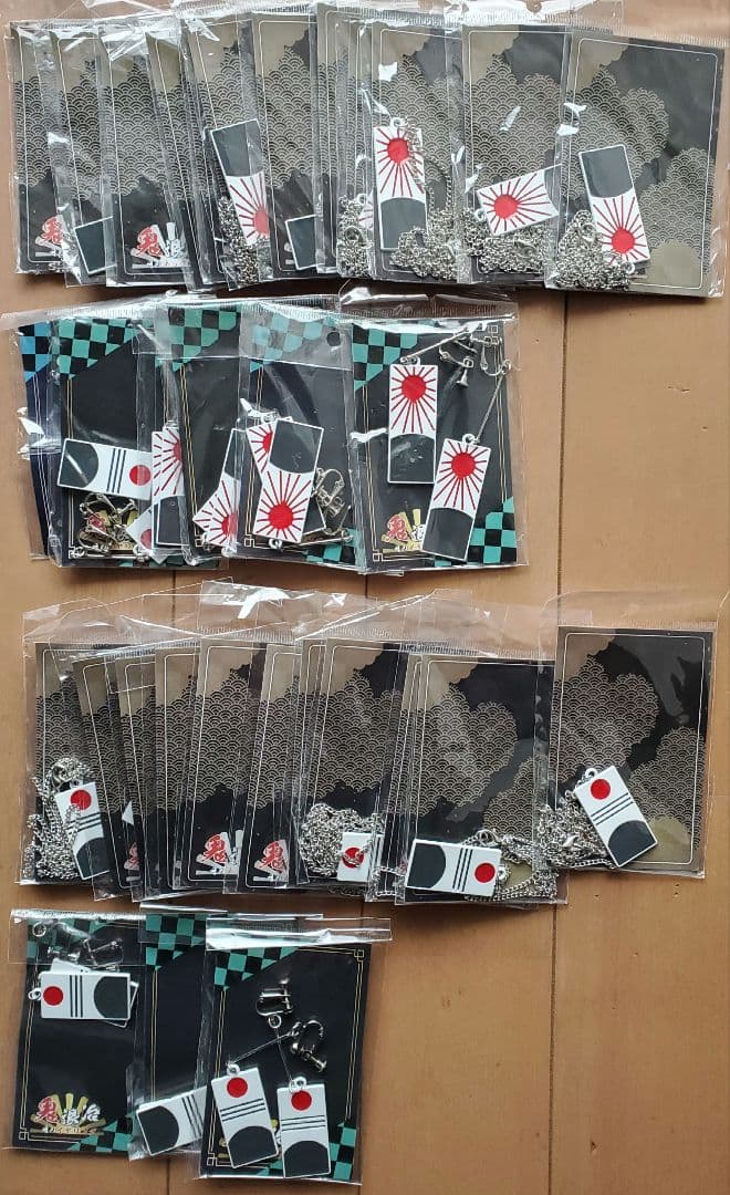 EB♠ 鬼滅の刃 鬼退治 ネックレス イヤリング 33個 セット 鬼滅の刃』伊之助、しのぶ、煉獄をイメージしたジュエリーが登場