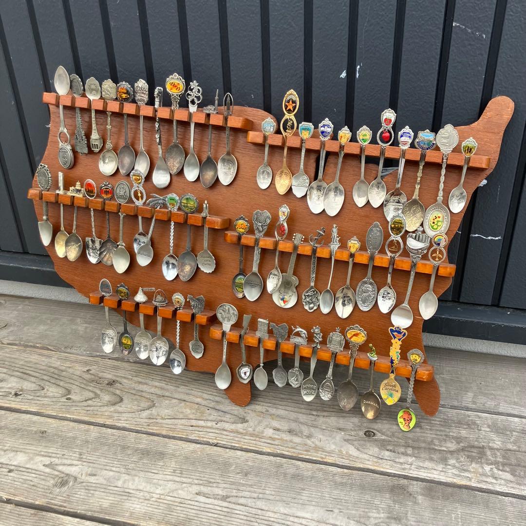 ① ヴィンテージ アメリカ地図型台座付き スーベニアスプーンコレクション 61本 Amazon.co.jp: 30本セットスーベニアスプーン 世界のスプーン 海外製
