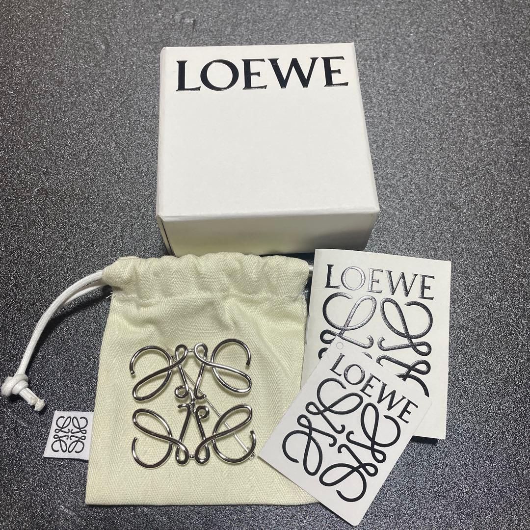 LOEWE シルバーブローチ ロゴデザイン 最低 価格